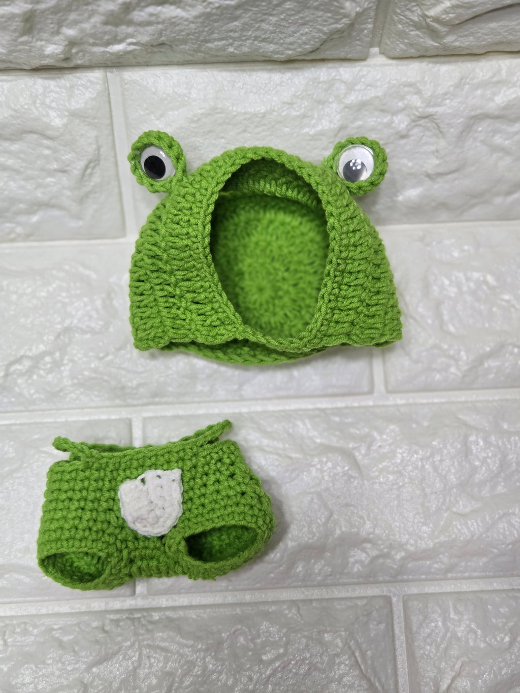 Crochet Kiki's froggy suit pattern